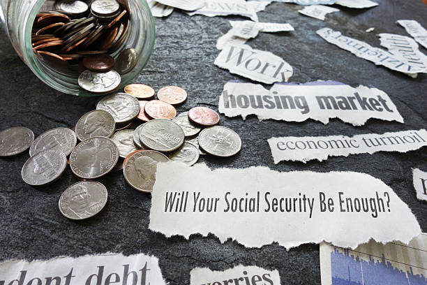 nagłówki gazet social security - home finances recession newspaper finance zdjęcia i obrazy z banku zdjęć
