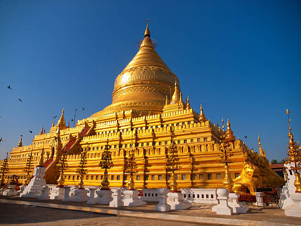 shwezigon pagoda, паган - shwezigon paya стоковые фото и изображения