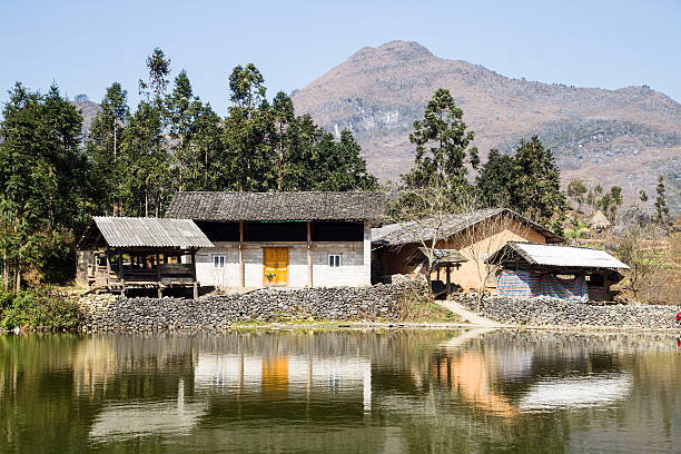 h'mong houses - povo maew imagens e fotografias de stock