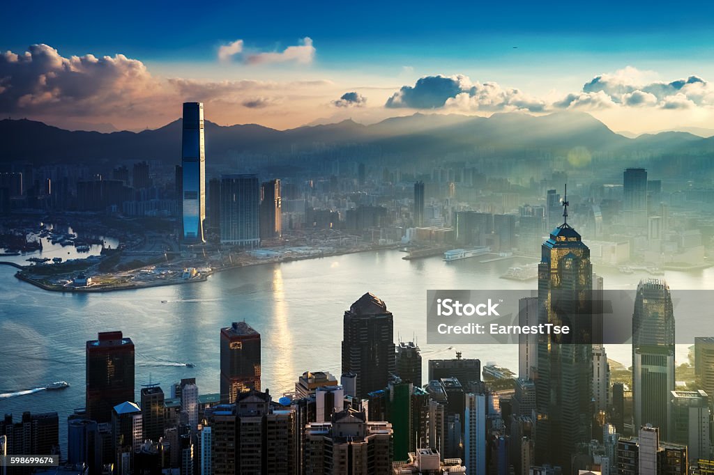 Cidade e Porto ao Nascer do Sol - Foto de stock de Hong Kong royalty-free