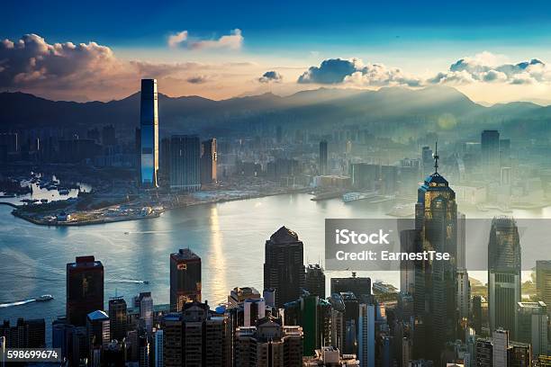 Foto de Cidade E Porto Ao Nascer Do Sol e mais fotos de stock de Hong Kong - Hong Kong, Cidade, Vista Aérea