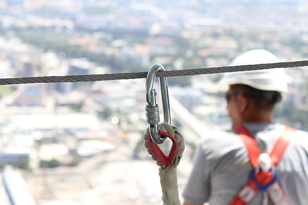 arbeiten auf einer baustelle - sicherheitsgurt sicherheitsausrüstung stock-fotos und bilder