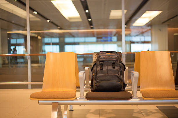 la mochila queda en el aeropuerto - oficina de objetos perdidos fotografías e imágenes de stock