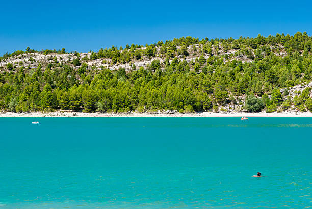 jezioro sainte croix, w prowansji - verdon river france beach people zdjęcia i obrazy z banku zdjęć