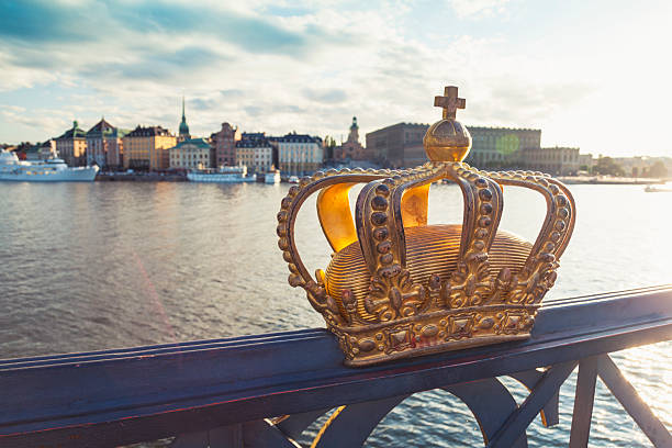 couronne sur le pont de skeppsholm et la vieille ville de stockholm (suède) - stadsholmen photos et images de collection