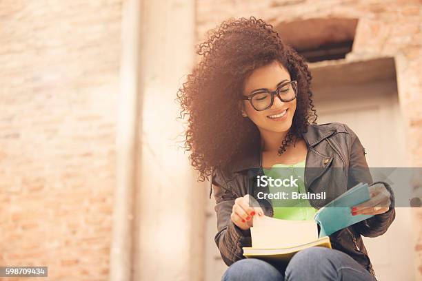 Mujer Joven Afroamericana Con Libros Foto de stock y más banco de imágenes de Estudiante de universidad - Estudiante de universidad, Aprender, Estudiante