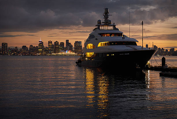 luksusowy jacht zmierzch, vancouver - district of north vancouver zdjęcia i obrazy z banku zdjęć