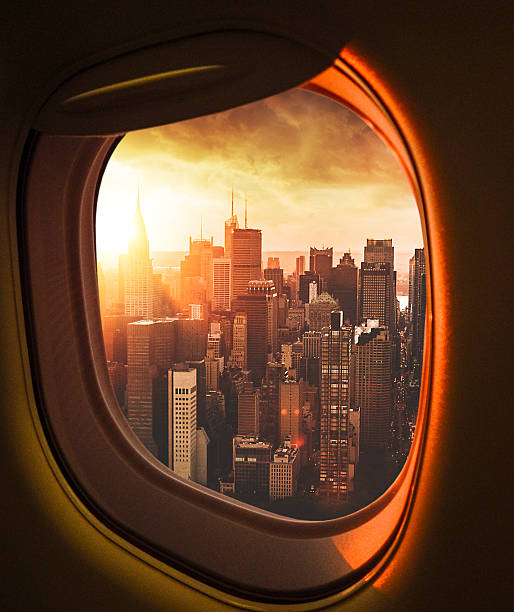 항구에서 공중 보기에서 맨해튼 스카이 라인 - airplane porthole 뉴스 사진 이미지