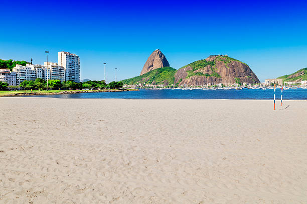 pão de açúcar no rio de janeiro  - rio de janeiro guanabara bay residential structure urca - fotografias e filmes do acervo