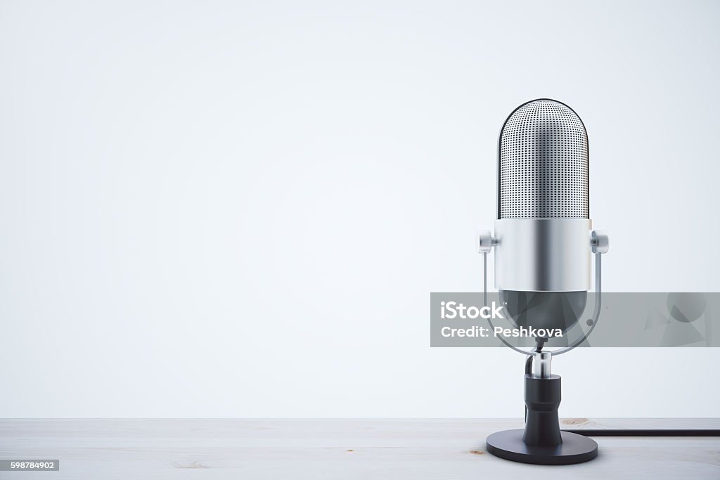 Mikrofon auf leichtem Holztisch - Lizenzfrei Mikrofon Stock-Foto