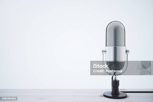 Mikrofon Auf Leichtem Holztisch Stockfoto und mehr Bilder von Mikrofon - Mikrofon, Radiogerät, Schreibtisch