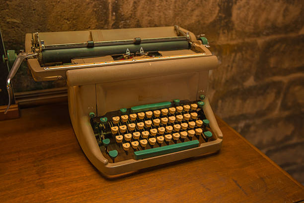 старый typewritter - letter m typewriter key typewriter alphabet стоковые фото и изображения