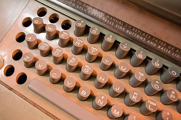 старый typewritter - letter m typewriter key typewriter alphabet стоковые фото и изображения