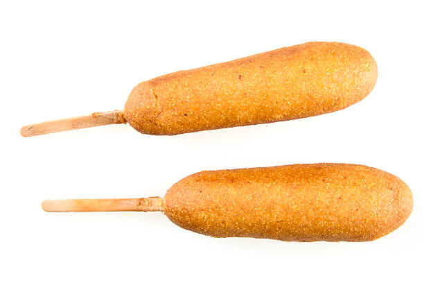 dos perros de maíz aislados - corn dog fotografías e imágenes de stock