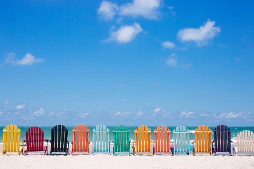 Hermosas sillas de colores en la playa photo