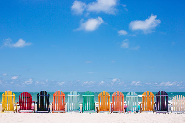 hermosas sillas de colores en la playa - summer fotografías e imágenes de stock