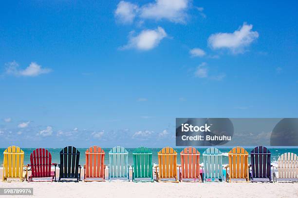 Hermosas Sillas De Colores En La Playa Foto de stock y más banco de imágenes de Verano - Verano, Vacaciones - Viaje, Playa