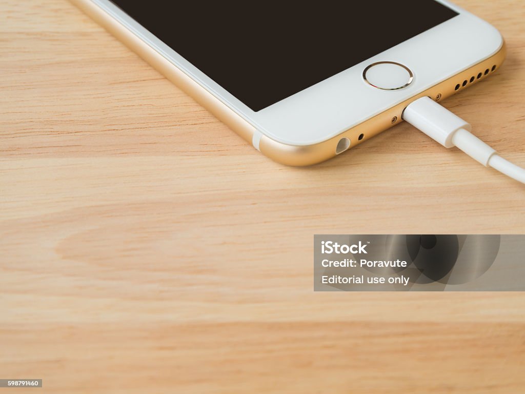 Apple iPhone6 Aufladen mit Lightning USB-Kabel - Lizenzfrei Accessoires Stock-Foto