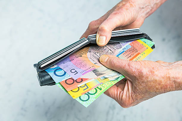bezahlung: close-up senior weibliche hände nehmen banknoten aus dem geldbeutel - fifty dollar bill number 50 currency close up stock-fotos und bilder