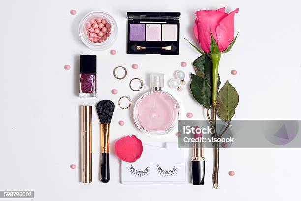 Bodegón De La Mujer De Moda Conjunto De Cosmética Decorativa Foto de stock y más banco de imágenes de Maquillaje
