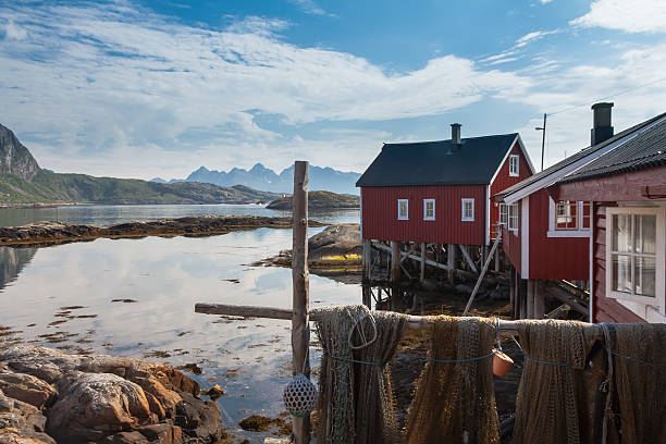 typische rote rorbu-fischerhütte in der stadt svolvaer - austvagoy stock-fotos und bilder