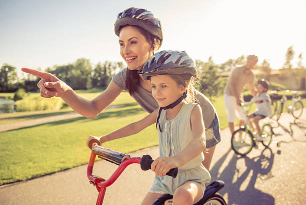 familia en las bicicletas - helmet bicycle little girls child fotografías e imágenes de stock