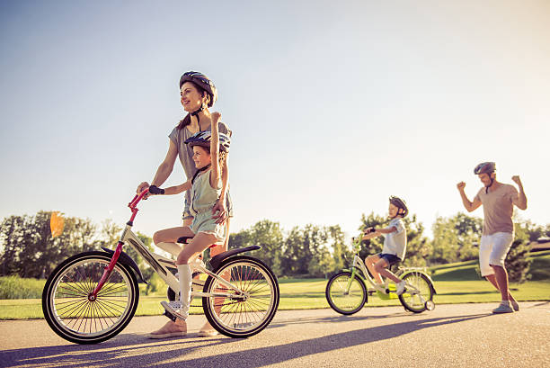 familia en las bicicletas - park and ride fotografías e imágenes de stock