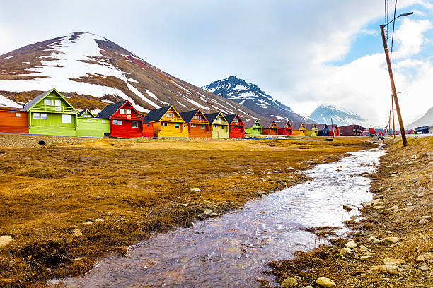 maisons en bois colorées à longyearbyen dans le svalbard - svalbard islands photos et images de collection