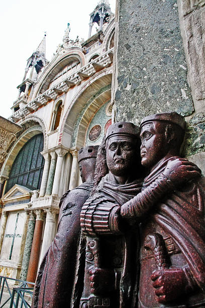 이탈리아 베니스 - 2010년 3월 21일 - 4명의 테트라크 조각 - roman statue julius caesar tunic 뉴스 사진 이미지