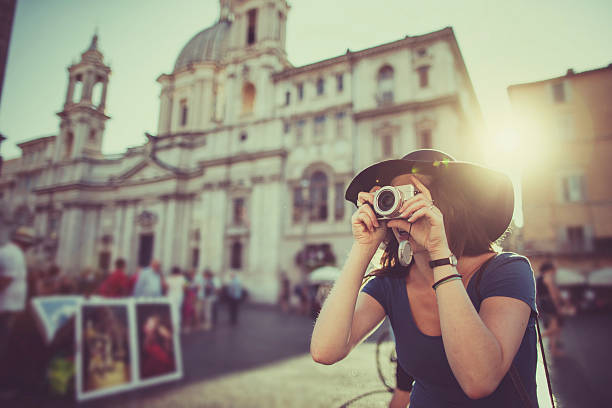 femme touristique voyageuse solitaire à rome - appareil photo compact photos et images de collection