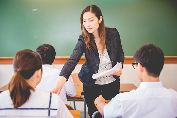 nauczyciel geodezjowy rozdający dokumenty egzaminacyjne, hong kong school, azja - lypsehk2014 zdjęcia i obrazy z banku zdjęć