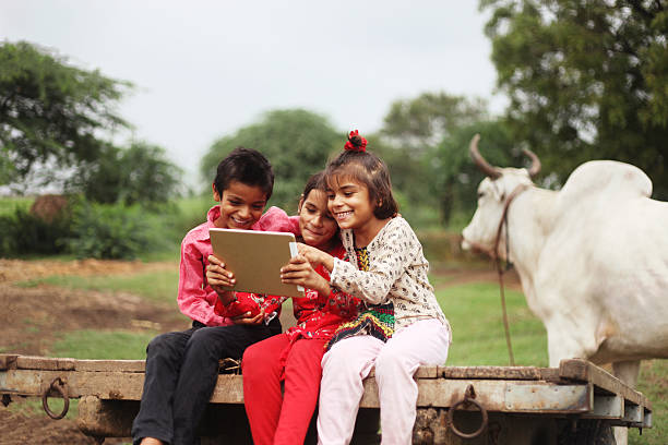 gruppo di bambini che utilizzano tablet digitale - povertà asia foto e immagini stock