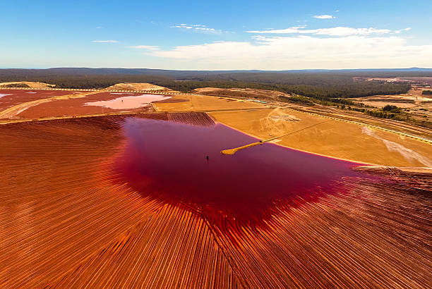 estanques de relaves rojos y dorados bajo el día de verano de blue sky - tailings fotografías e imágenes de stock