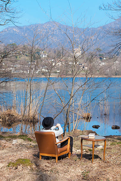 uomo nel bosco - bizarre rear view hat blue foto e immagini stock