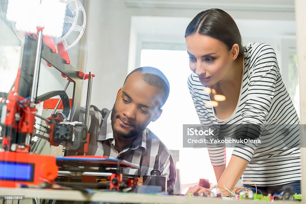Homem inteligente e mulher assistindo impressão 3D - Foto de stock de Adulto royalty-free