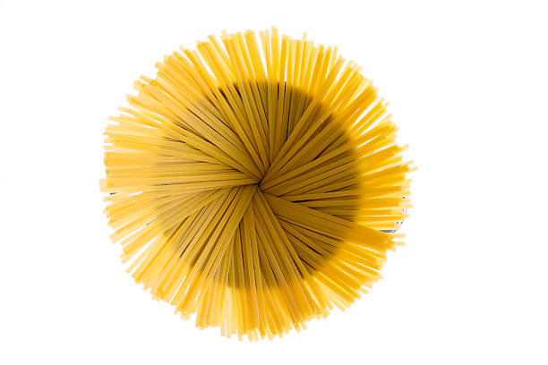 fettuccine essiccata disposte in un effetto fiore - italian cuisine dry pasta directly above foto e immagini stock