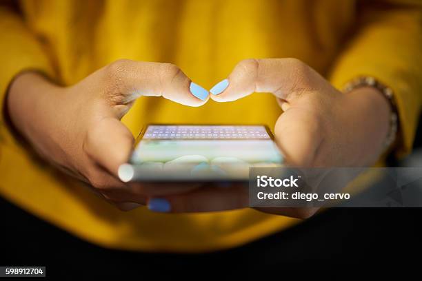 夜にソーシャルネットワーク上で電話メッセージを入力する女性 - 携帯電話のストックフォトや画像を多数ご用意 - 携帯電話, ソーシャルメディア, テキストメッセージ