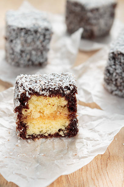 gâteau de lamington australien - lamingtons photos et images de collection