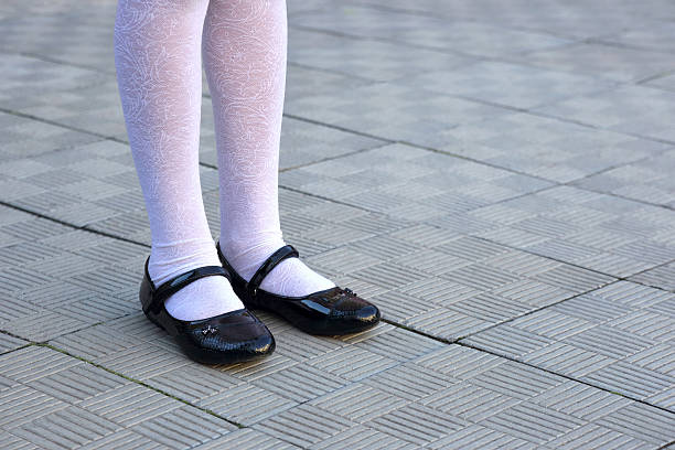 школьницы в калготках Ноги Школьница В Черных Туфлях И Белых Колготках — стоковые фотографии и другие картинки Девочки - Девочки, Обувь, Одежда - iStock