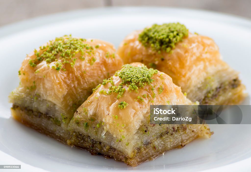 Baklava avec des pistaches et des noix sur plaque blanche - Photo de Aliment libre de droits