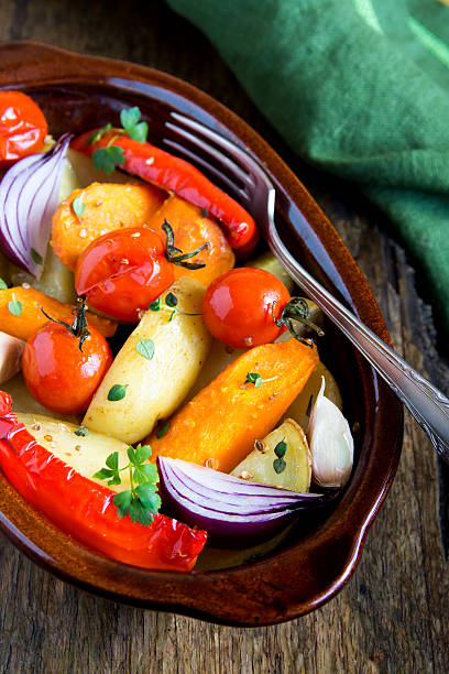 légumes cuits au four - close up roasted meal pepper photos et images de collection