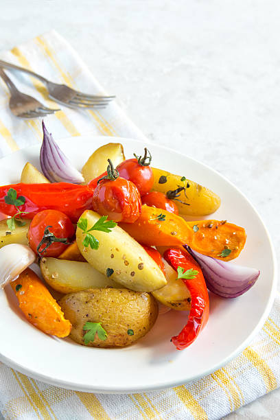 légumes cuits au four - eggplant vegetable food close up photos et images de collection