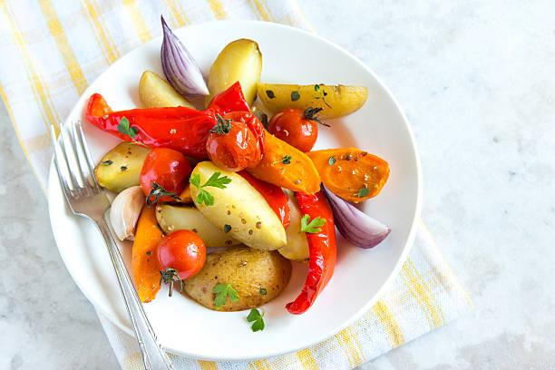 légumes cuits au four - eggplant vegetable food close up photos et images de collection