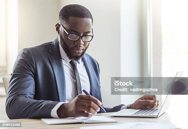 Guapo Hombre De Negocios Afroamericano Foto de stock y más banco de imágenes de Escribir - Escribir, Personas de negocios, Hombres