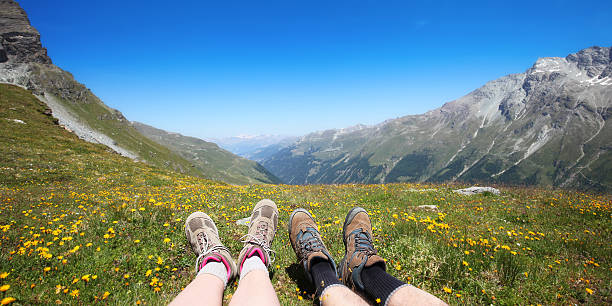 여름에 스위스 산맥에서 부츠를 신은 등산객발 - switzerland hiking boot outdoor pursuit recreational pursuit 뉴스 사진 이미지