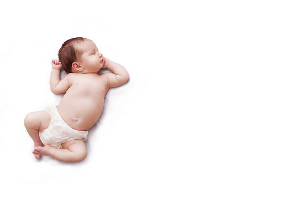le nouveau-né dort sur fond blanc - un seul bébé fille photos et images de collection