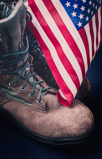 botas de combate militares usadas con bandera estadounidense - combat boots fotografías e imágenes de stock