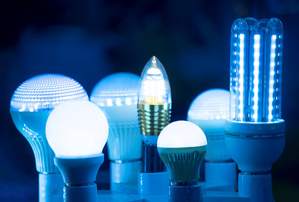 algunas lámparas led de luz azul de fondo de ciencia y tecnología - led diode light bulb bright fotografías e imágenes de stock