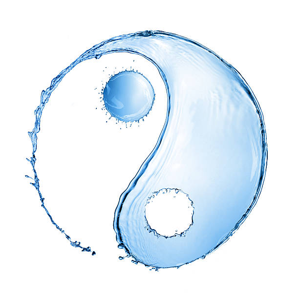 salpicadura de agua en forma de signo yin yang - feng fotografías e imágenes de stock