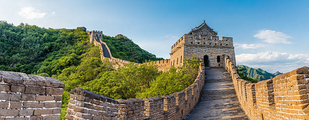 panoramic view of great wall of china - valley wall imagens e fotografias de stock